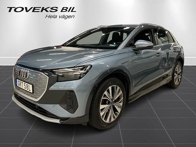 Gejserblå metallic Begagnad 2022 Audi Q4 e-tron Advanced SUV | 319 000 kr (Lite dyr) - Bild 1/4