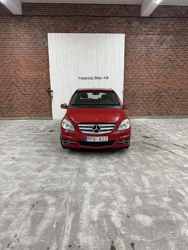 Röd Begagnad 2010 Mercedes B180 Minibuss | 39 900 kr (Superpris) - Bild 1/4