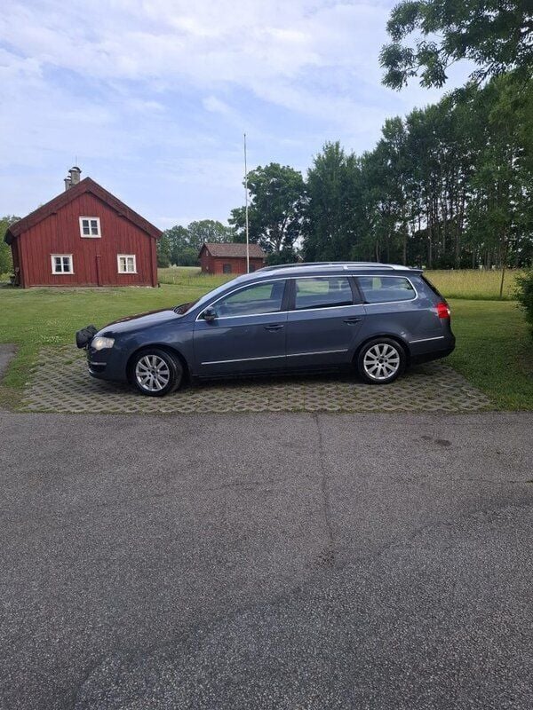 Ljusgrå Begagnad 2010 VW Passat Sportline Kombi | 28 000 kr (Marknadspris) - Bild 1/4