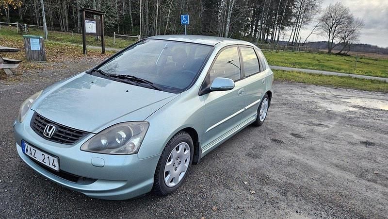 Grön Begagnad 2004 Honda Civic Halvkombi | 25 000 kr (Marknadspris) - Bild 1/4