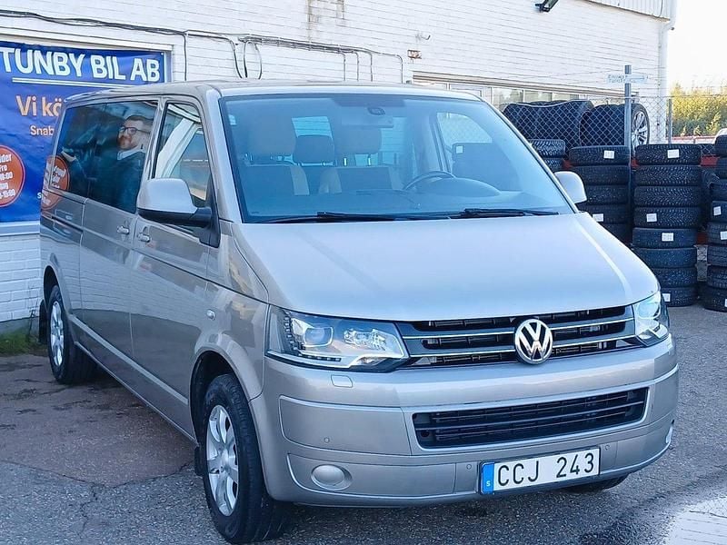 Ljusbrun Begagnad 2013 VW Caravelle Comfortline Minibuss | 149 900 kr (Marknadspris) - Bild 1/4