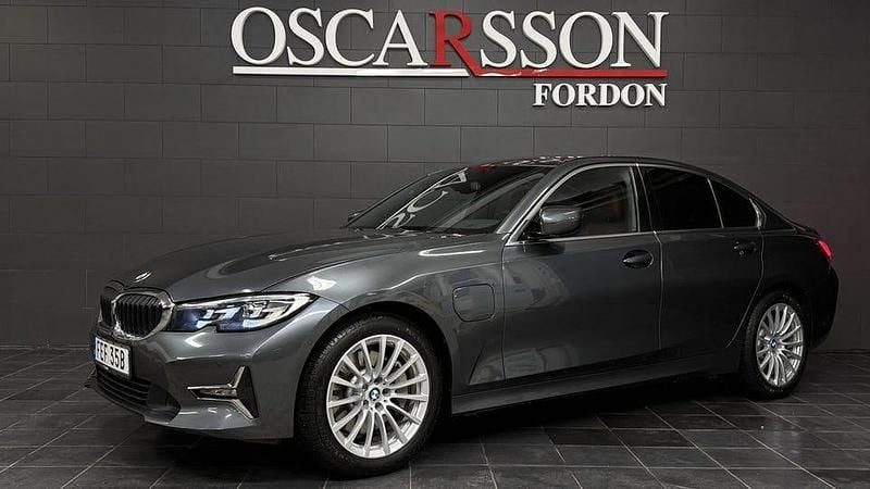 Grå Begagnad 2020 BMW 330 Luxury Line | 279 900 kr (Superpris) - Bild 1/4