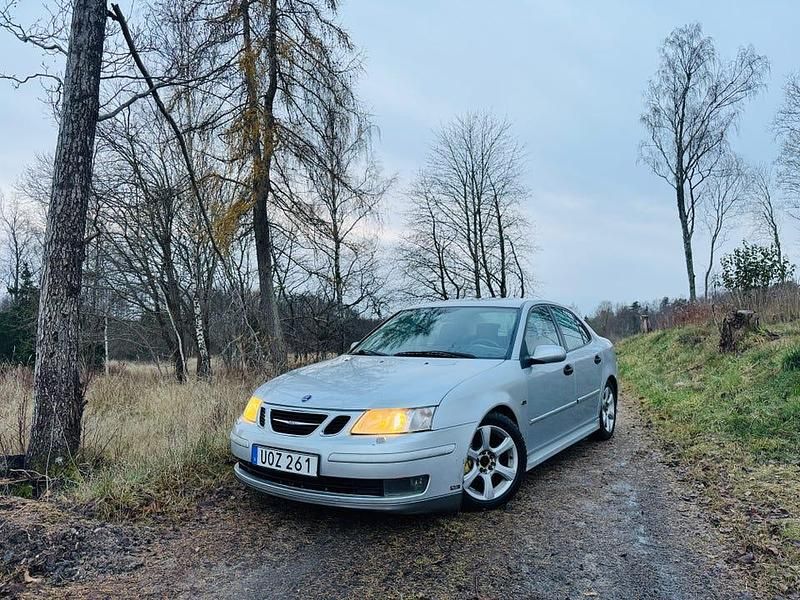 Silver metallic Begagnad 2004 Saab 9-3 Aero Sedan | 15 000 kr (Marknadspris) - Bild 1/4