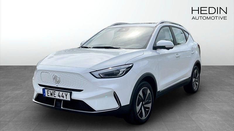 Vit (white) Begagnad 2021 MG ZS Luxury Sedan | 244 900 kr (Bra pris) - Bild 1/4