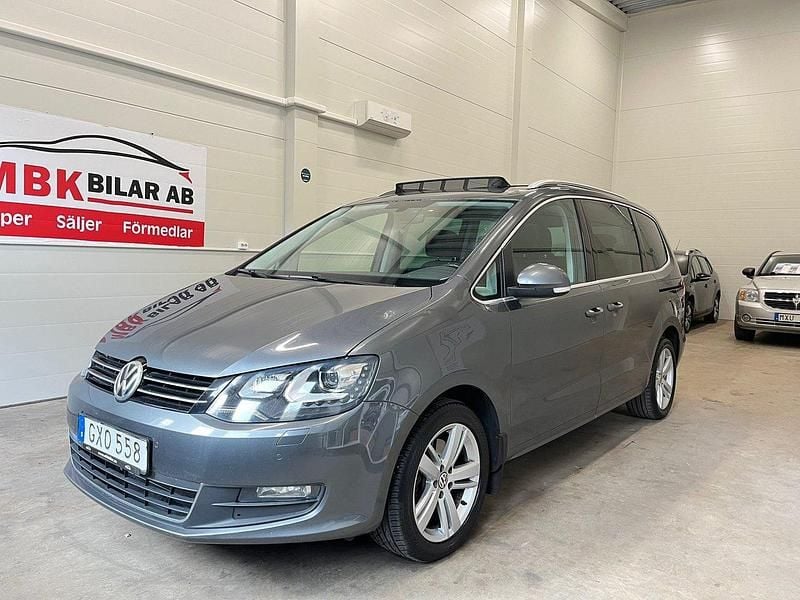Mörkgrå (grå) Begagnad 2018 VW Sharan Minibuss | 164 900 kr (Marknadspris) - Bild 1/4