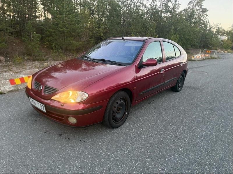 Röd Begagnad 2002 Renault Mégane II Authentique Halvkombi | 16 500 kr (Bra pris) - Bild 1/4