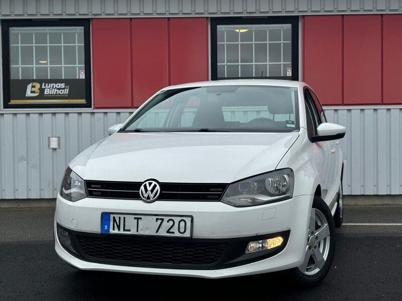 Vit Begagnad 2013 VW Polo Halvkombi | 74 900 kr (Marknadspris) - Bild 1/4