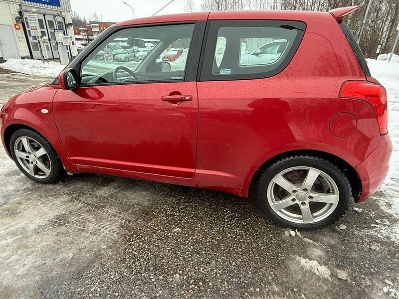 Begagnad Suzuki Swift 125 HK (91 kW) 2009 Röd Halvkombi