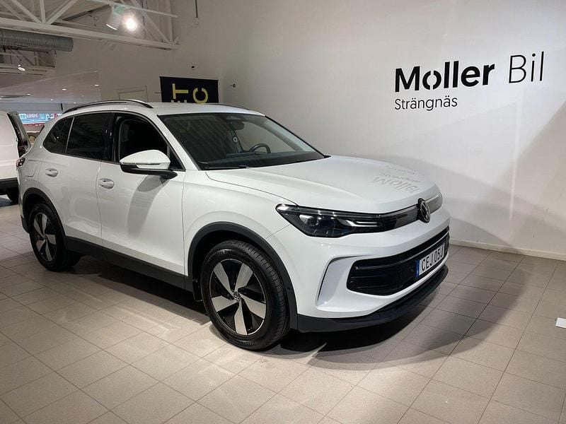 Vit (pure white) Begagnad 2024 VW Tiguan Life SUV | 359 900 kr (Marknadspris) - Bild 1/4