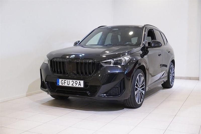 Safirsvart metallic Begagnad 2023 BMW X1 M Sport SUV | 489 900 kr - Bild 1/4
