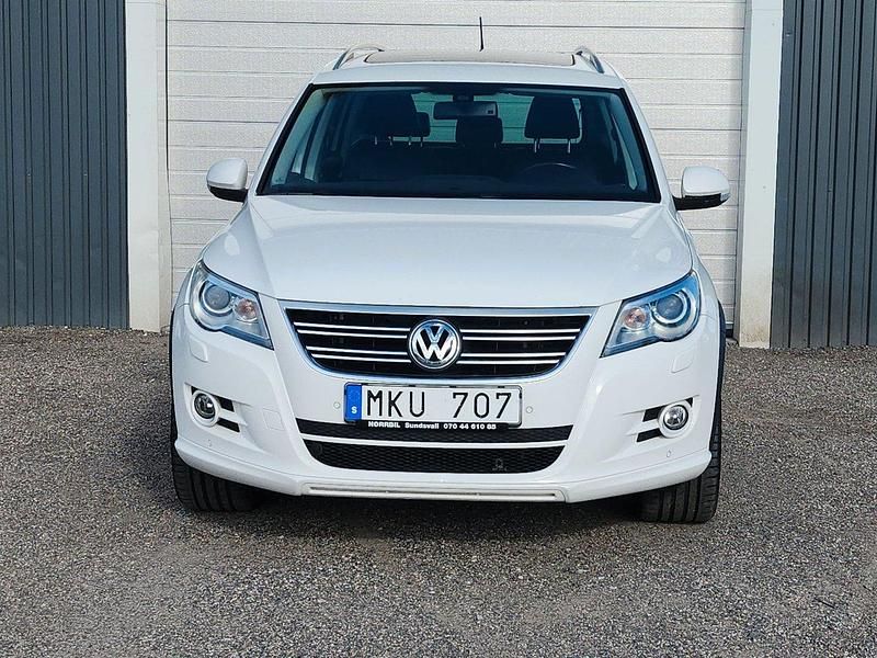 Vit Begagnad 2011 VW Tiguan Sportline SUV | 129 000 kr (Marknadspris) - Bild 1/4