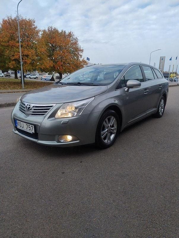 Ljusgrå Begagnad 2009 Toyota Avensis Business Edition Kombi | 44 900 kr (Lite dyr) - Bild 1/4