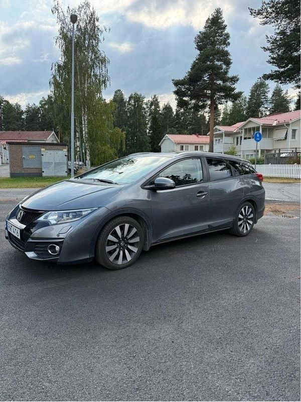 Grå Begagnad 2015 Honda Civic Lifestyle Kombi | 99 000 kr (Marknadspris) - Bild 1/4