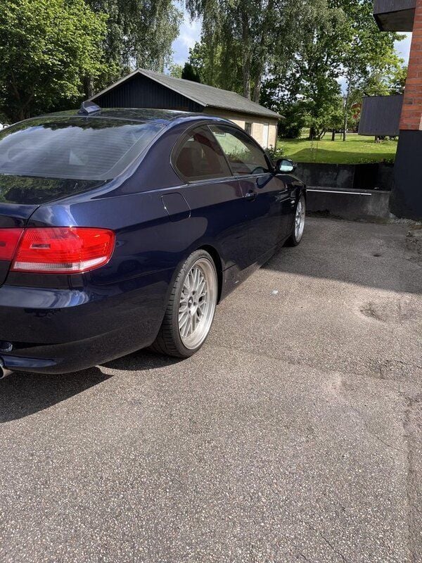 Blå Begagnad 2009 BMW 335 Sportkupé | 119 900 kr (Superpris) - Bild 1/4