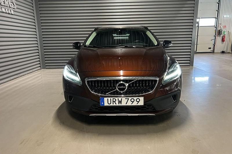 Begagnad Volvo V40 CC Momentum 150 HK (110 kW) 2017 Brun Kombi