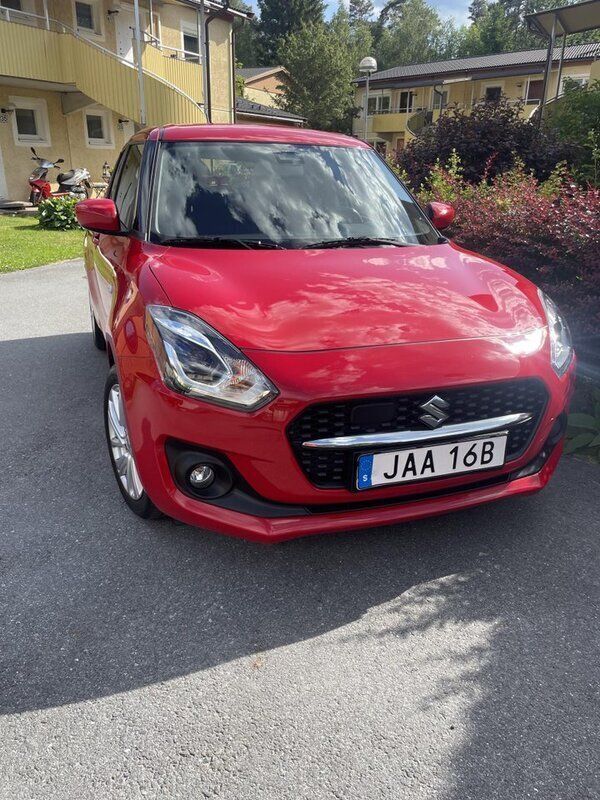 Röd Begagnad 2022 Suzuki Swift Halvkombi | 192 000 kr (Marknadspris) - Bild 1/4