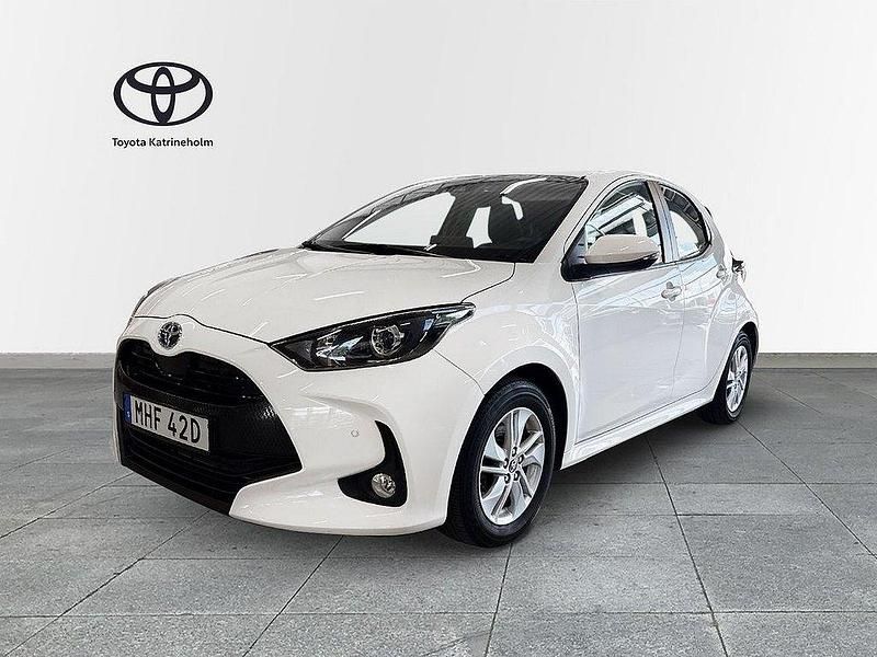 Vit Begagnad 2022 Toyota Yaris Hybrid Halvkombi | 204 900 kr (Marknadspris) - Bild 1/3