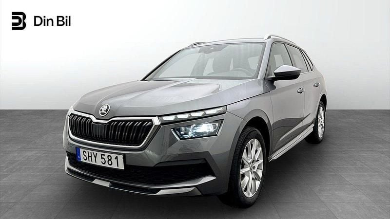 Grå Begagnad 2023 Skoda Kamiq Style SUV | 274 900 kr (Marknadspris) - Bild 1/4