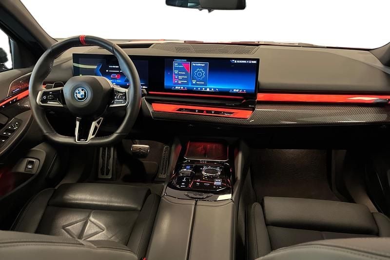 Begagnad BMW i5 Shadowline 442 kW (601 HK) 2025 Röd Kombi