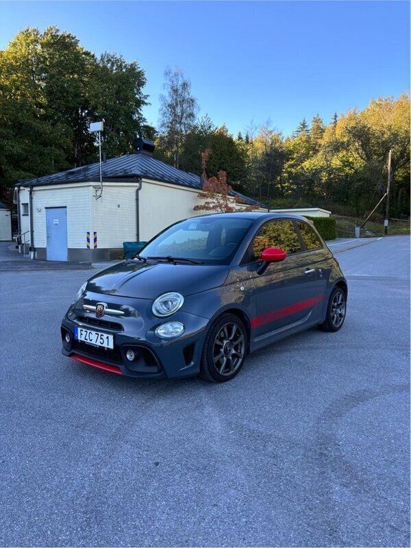 Grå Begagnad 2018 Abarth 595 Halvkombi | 132 000 kr (Dyr) - Bild 1/4