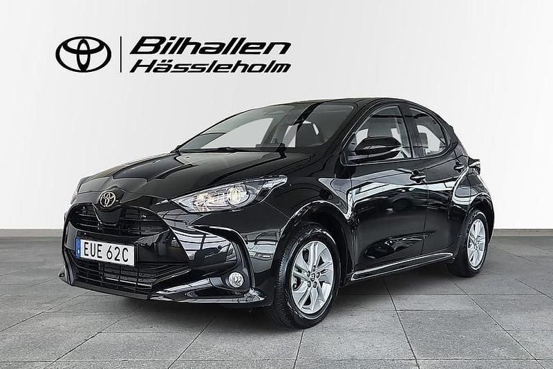 Svart Begagnad 2024 Toyota Yaris Hybrid Active Halvkombi | 259 900 kr (Lite dyr) - Bild 1/4