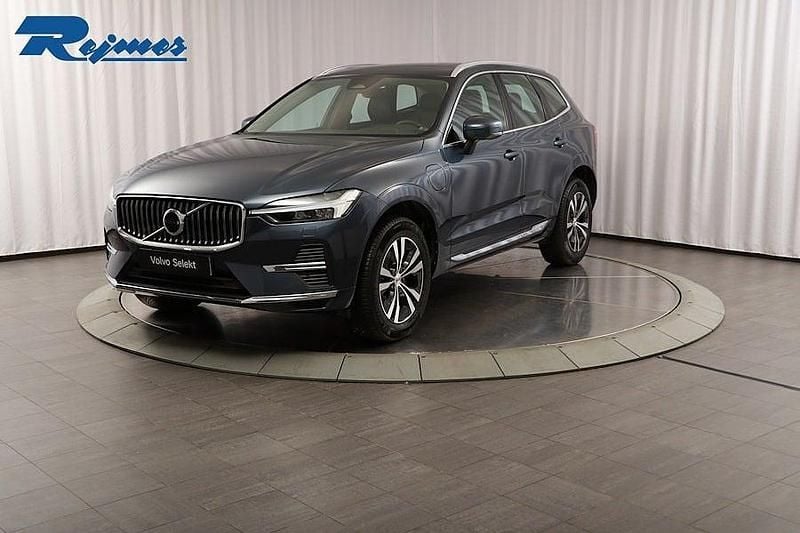 Mörkblå (denim blue metallic) Begagnad 2022 Volvo XC60 Core SUV | 449 900 kr (Bra pris) - Bild 1/4