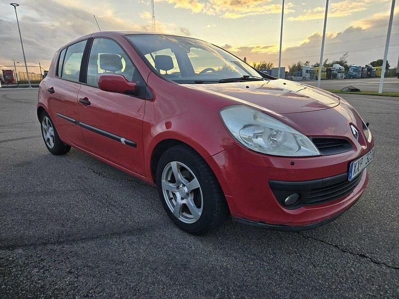 Röd Begagnad 2006 Renault Clio II Halvkombi | 19 900 kr (Bra pris) - Bild 1/4
