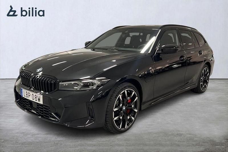Black sapphire metallic Begagnad 2025 BMW 330 M Sport Kombi | 589 900 kr - Bild 1/4