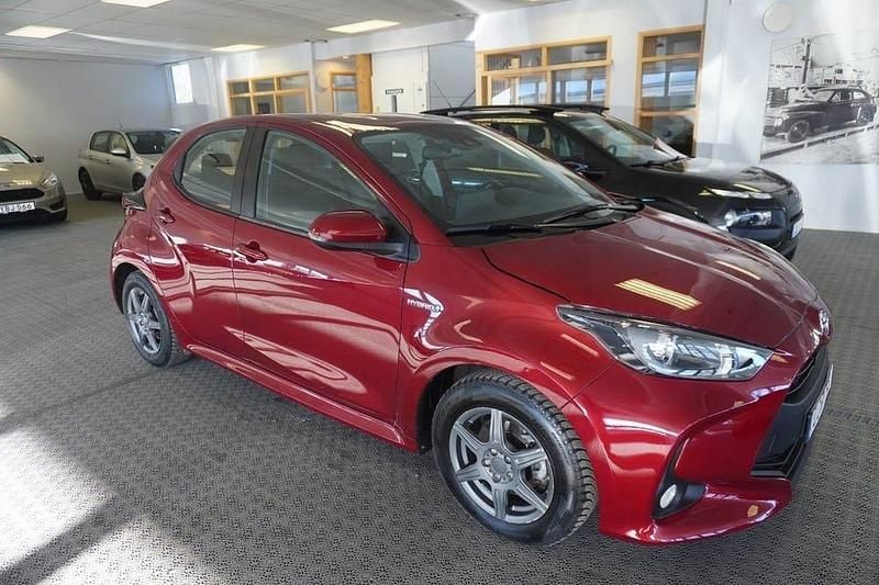 Begagnad Toyota Yaris Hybrid Active 116 HK (85 kW) 2021 Röd Halvkombi