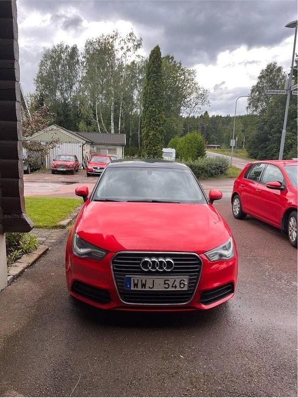 Röd Begagnad 2013 Audi A1 Sportback Halvkombi | 92 500 kr (Marknadspris) - Bild 1/4