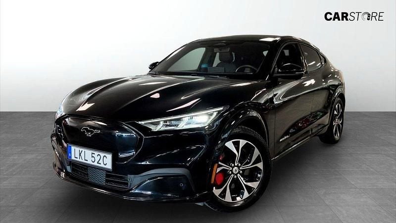 Svart (black) Begagnad 2021 Ford Mustang Mach-E SUV | 399 900 kr (Marknadspris) - Bild 1/4