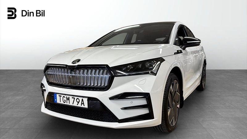 Vit (moon white metallic) Ny 2024 Skoda Enyaq iV SUV | 569 900 kr (Marknadspris) - Bild 1/4