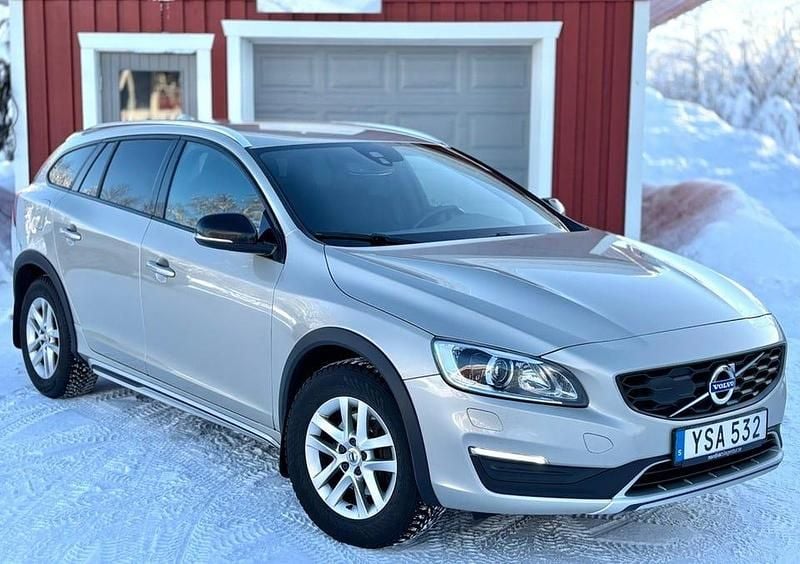 Begagnad Volvo V60 CC Momentum 190 HK (139 kW) 2018 Brun Kombi