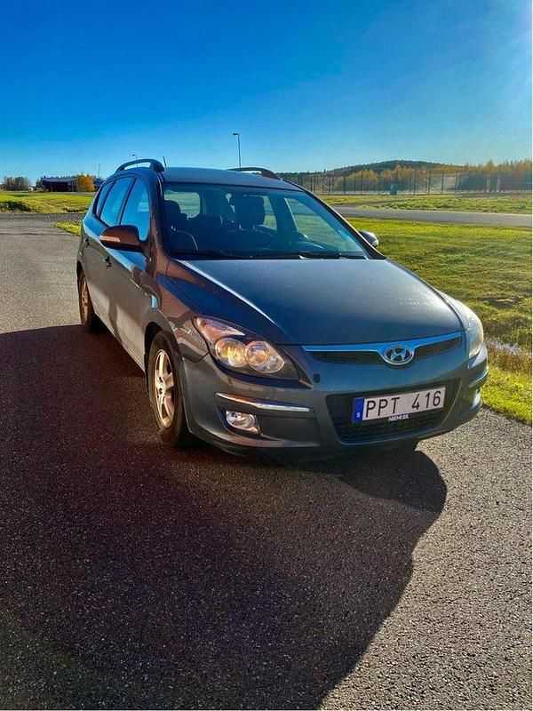 Grå Begagnad 2010 Hyundai i30 Kombi | 54 900 kr (Marknadspris) - Bild 1/4