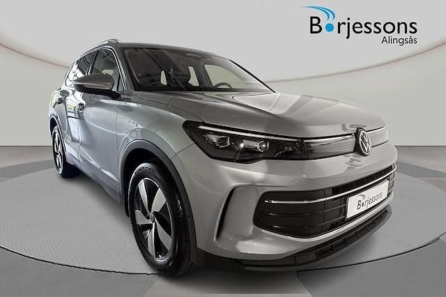 Mörkgrå (grå) Ny 2025 VW Tiguan Edition SUV | 419 900 kr (Bra pris) - Bild 1/4