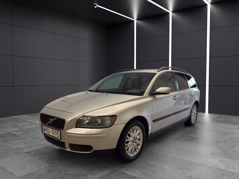Ljusgrå Begagnad 2004 Volvo V50 Kombi | 39 900 kr (Marknadspris) - Bild 1/4