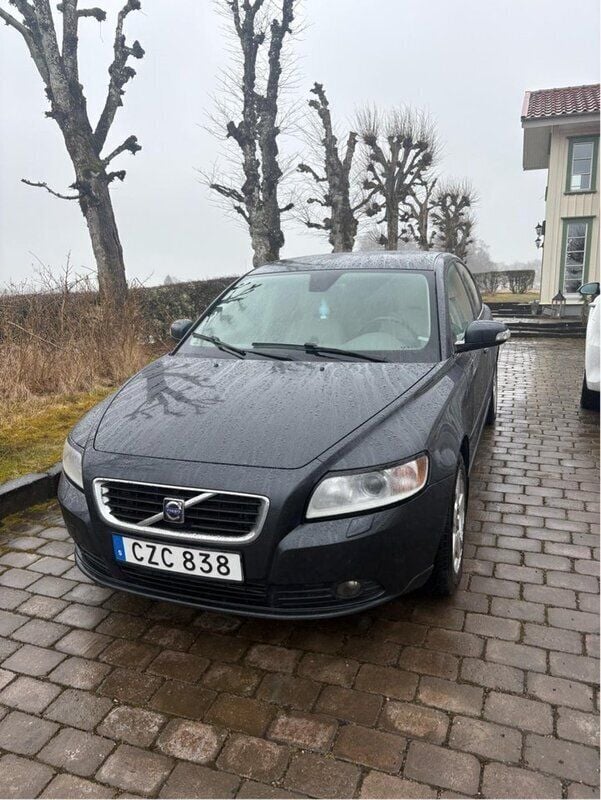 Grå Begagnad 2009 Volvo S40 Summum Sedan | 41 500 kr (Marknadspris) - Bild 1/4