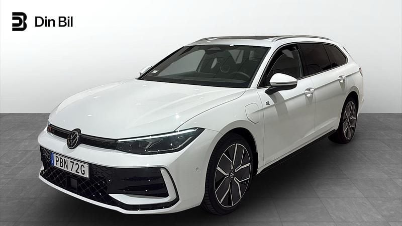 Vit Ny 2026 VW Passat Kombi | 564 600 kr (Marknadspris) - Bild 1/4