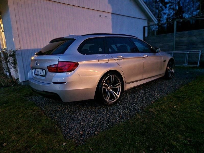 Grå Begagnad 2011 BMW 520 M Sport Kombi | 115 000 kr (Marknadspris) - Bild 1/4