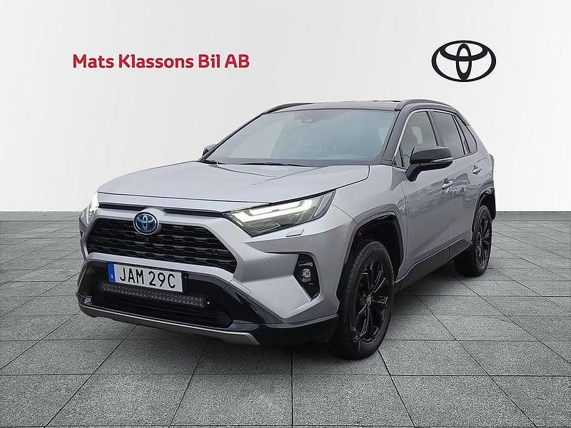 Grå Begagnad 2023 Toyota RAV4 Hybrid Style SUV | 449 000 kr (Dyr) - Bild 1/4