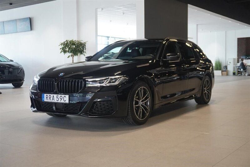 Svart Begagnad 2024 BMW 530e M Sport Kombi | 489 800 kr (Marknadspris) - Bild 1/4