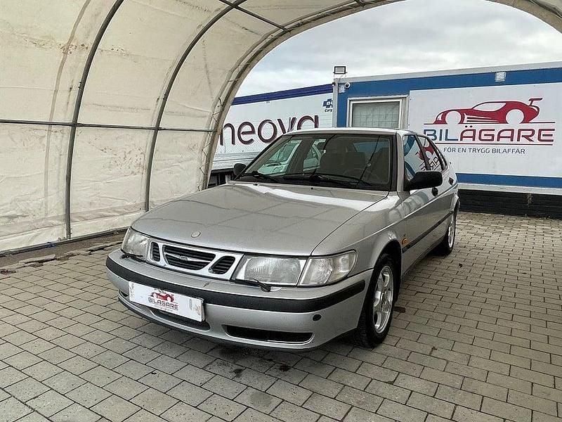 Ljusgrå Begagnad 1999 Saab 9-3 Halvkombi | 19 900 kr (Bra pris) - Bild 1/4