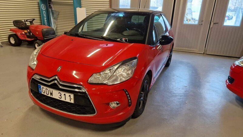 Röd Begagnad 2011 Citroën DS3 Halvkombi | 49 900 kr (Marknadspris) - Bild 1/4