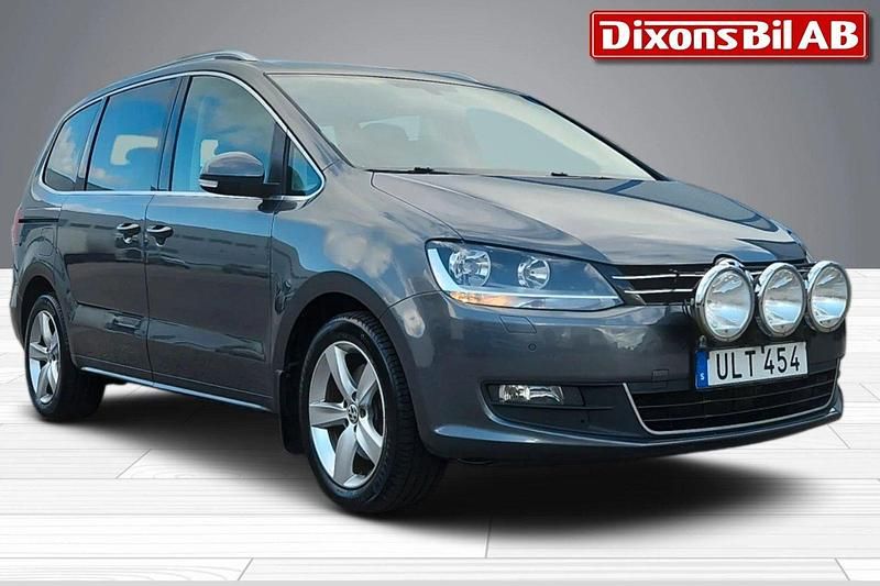 Grå Begagnad 2014 VW Sharan Minibuss | 139 000 kr (Marknadspris) - Bild 1/4