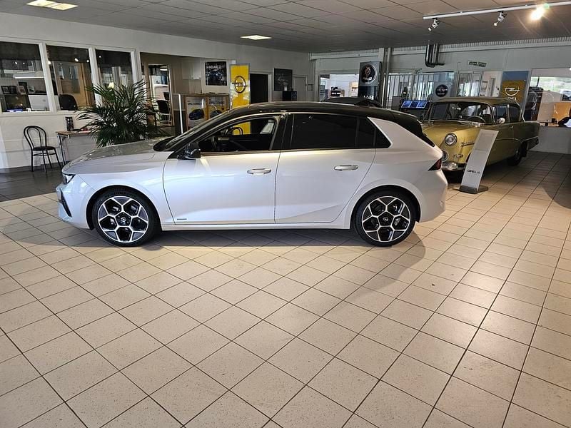 Grå Begagnad 2023 Opel Astra Ultimate Halvkombi | 259 000 kr (Dyr) - Bild 1/2