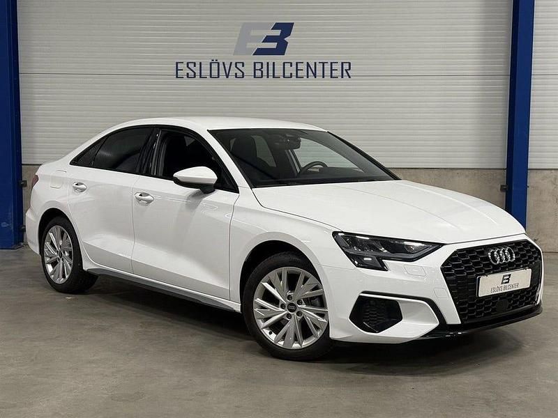 Vit Begagnad 2024 Audi A3 Proline Sedan | 319 990 kr (Lite dyr) - Bild 1/4