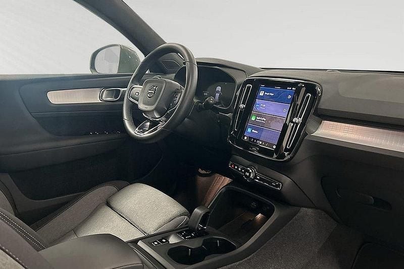 Grå Begagnad 2023 Volvo XC40 Core SUV | 369 900 kr (Marknadspris) - Bild 1/1