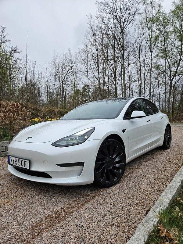 Vit Begagnad 2021 Tesla Model 3 Performance Sedan | 289 000 kr (Marknadspris) - Bild 1/4