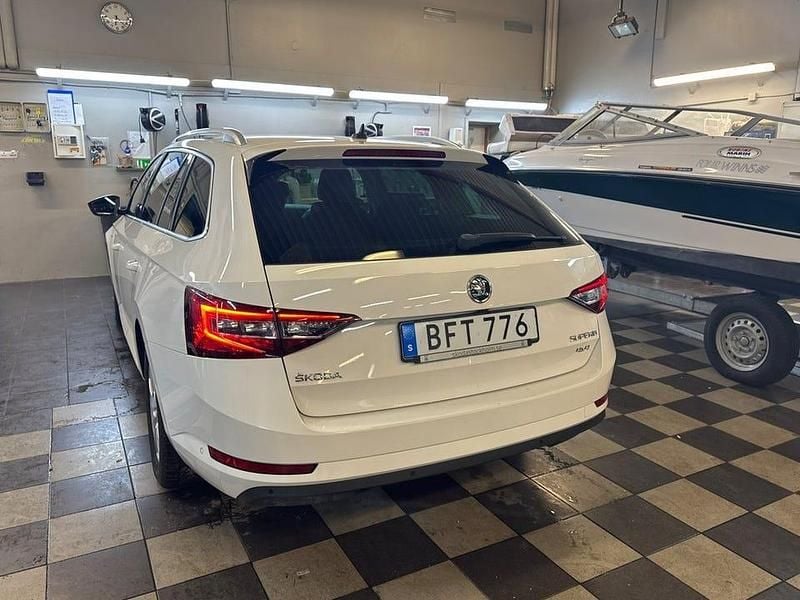 Begagnad Skoda Superb Business Line 190 HK (139 kW) 2018 Vit Kombi