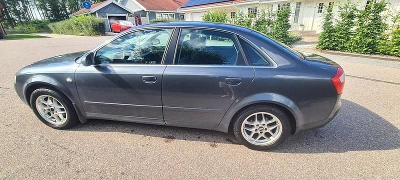 Grå Begagnad 2002 Audi A4 Sedan | 50 000 kr (Lite dyr) - Bild 1/4